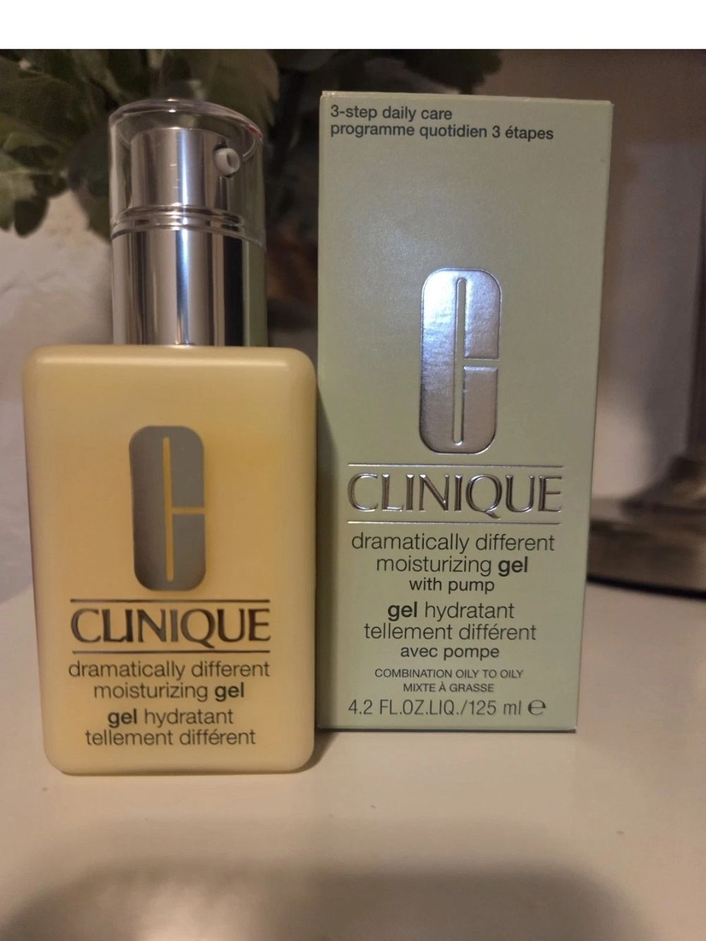 Clinique Dramatically Different Moisturizing Gel - Pale Yellow Bottle